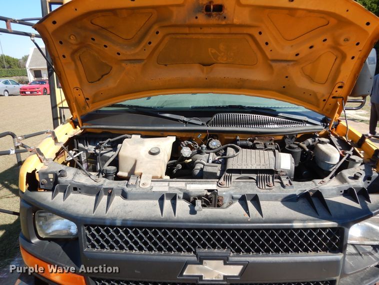 image for item DJ7438 2004 Chevrolet Express G3500  school bus