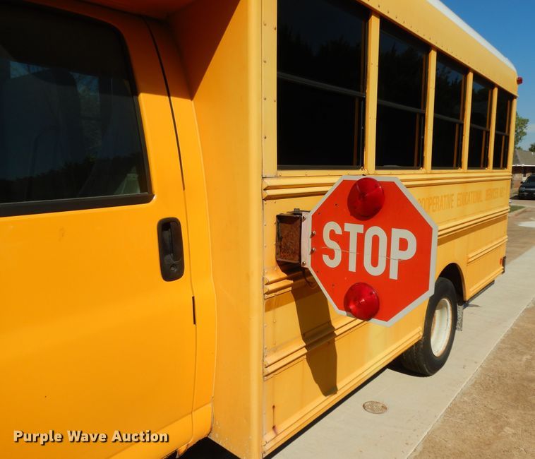 image for item DJ7438 2004 Chevrolet Express G3500  school bus