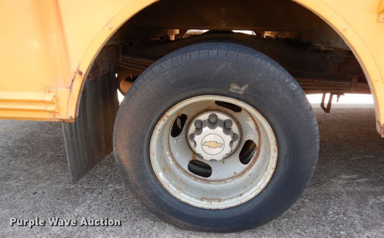 image for item DJ7438 2004 Chevrolet Express G3500  school bus