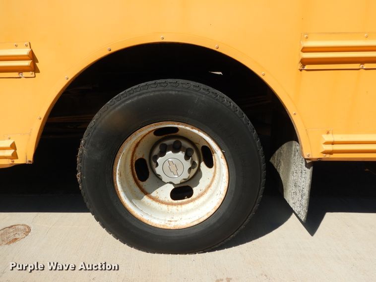 image for item DJ7438 2004 Chevrolet Express G3500  school bus