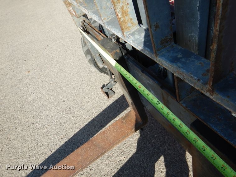 image for item DJ8884 2000 Moffett M5000  forklift