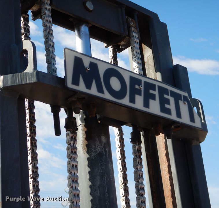 image for item DJ8884 2000 Moffett M5000  forklift