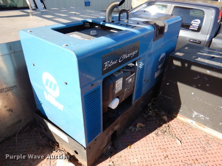 image for item DK1277 1995 Chevrolet Kodiak  flatbed truck with boom ladder