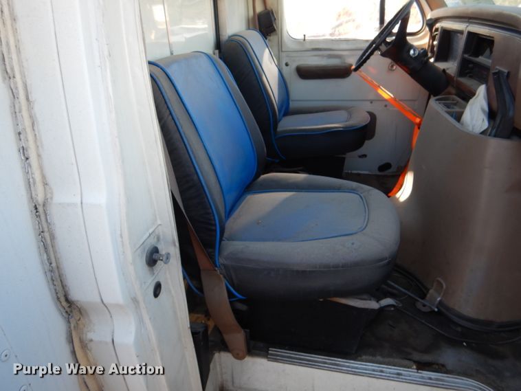 image for item DN5337 1986 Ford Econoline E350  box truck