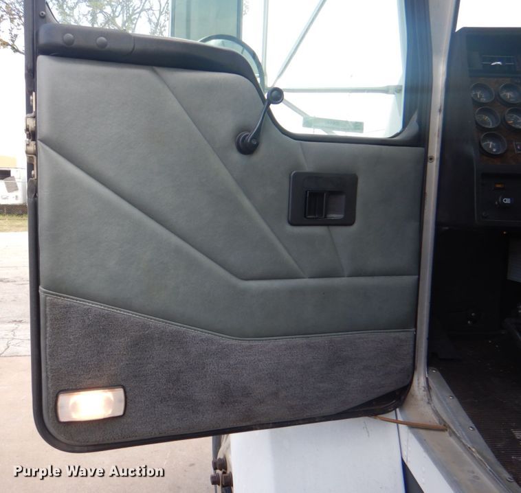 image for item ID9145 1996 Kenworth T300  box truck