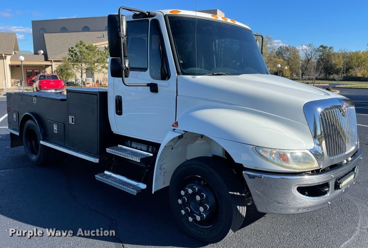 image for item ID9561 2004 International 4300  utility / service truck