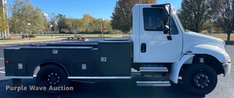 image for item ID9561 2004 International 4300  utility / service truck