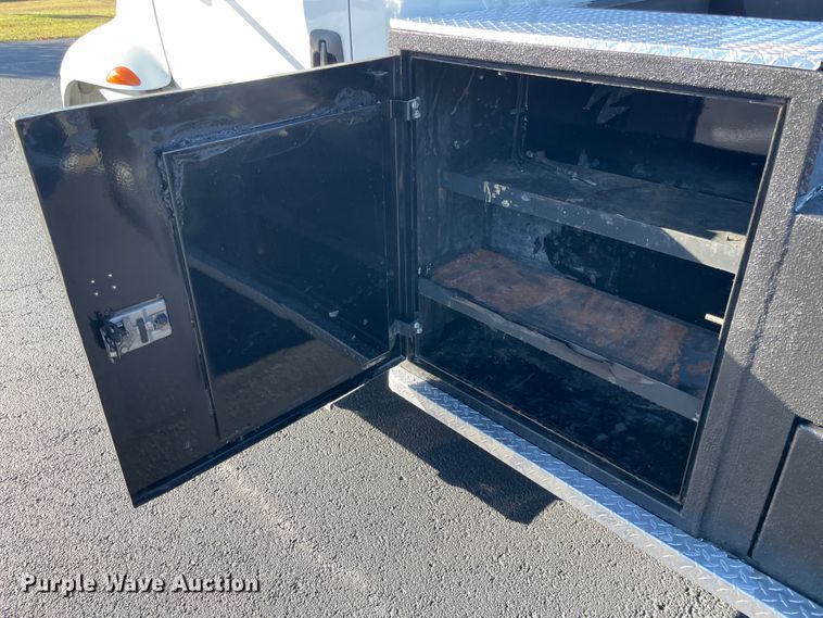 image for item ID9561 2004 International 4300  utility / service truck