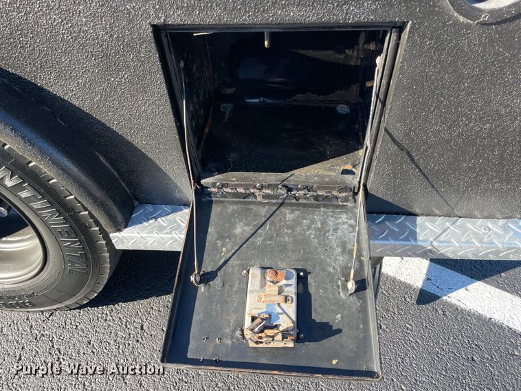 image for item ID9561 2004 International 4300  utility / service truck