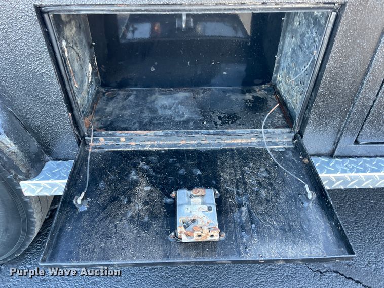 image for item ID9561 2004 International 4300  utility / service truck