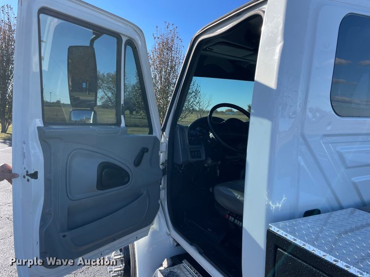 image for item ID9561 2004 International 4300  utility / service truck