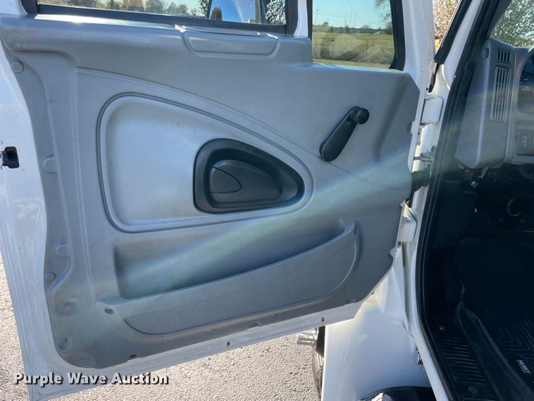 image for item ID9561 2004 International 4300  utility / service truck