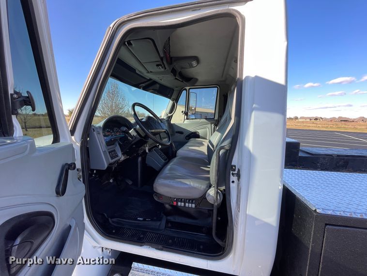 image for item ID9561 2004 International 4300  utility / service truck