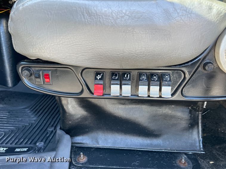 image for item ID9561 2004 International 4300  utility / service truck