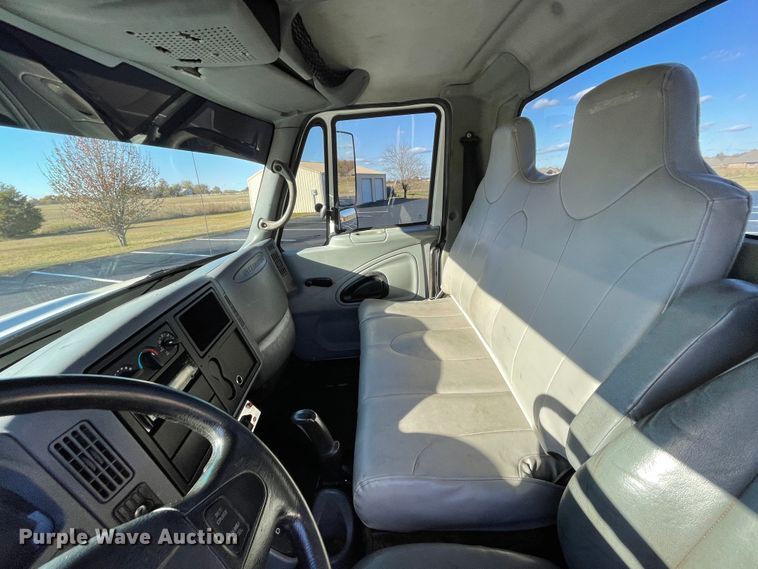 image for item ID9561 2004 International 4300  utility / service truck