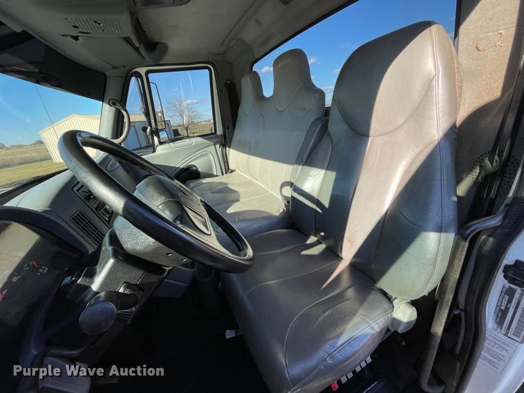 image for item ID9561 2004 International 4300  utility / service truck