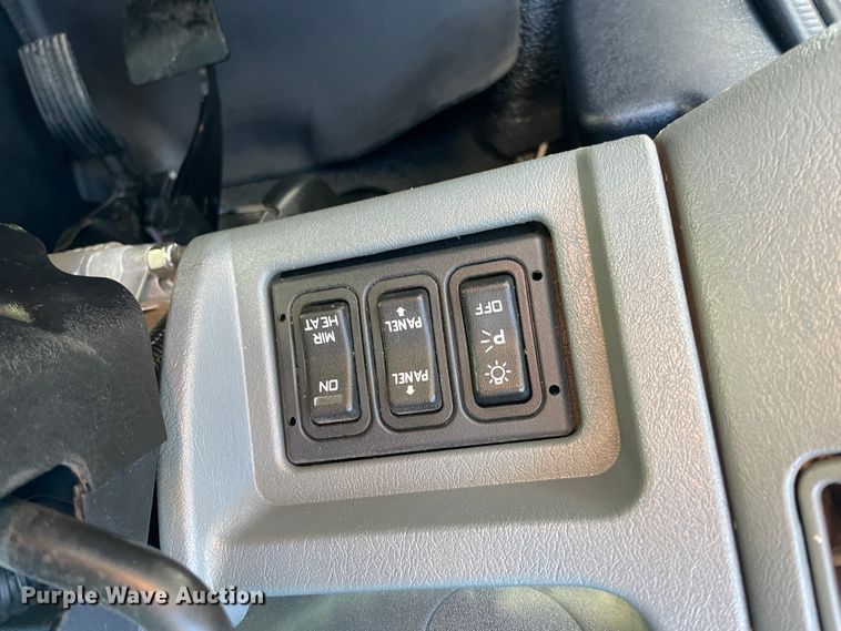 image for item ID9561 2004 International 4300  utility / service truck