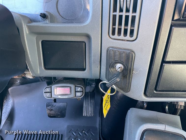 image for item ID9561 2004 International 4300  utility / service truck