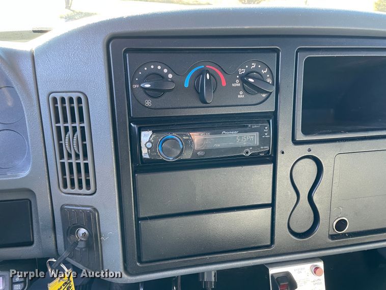 image for item ID9561 2004 International 4300  utility / service truck