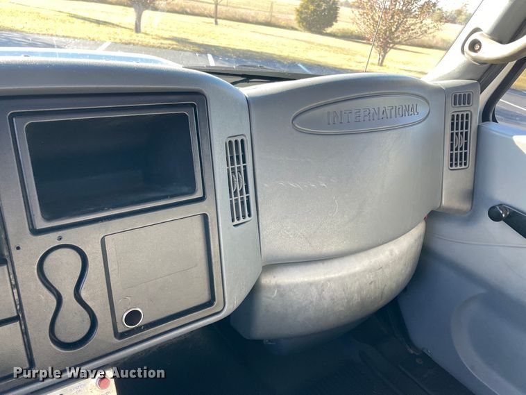 image for item ID9561 2004 International 4300  utility / service truck