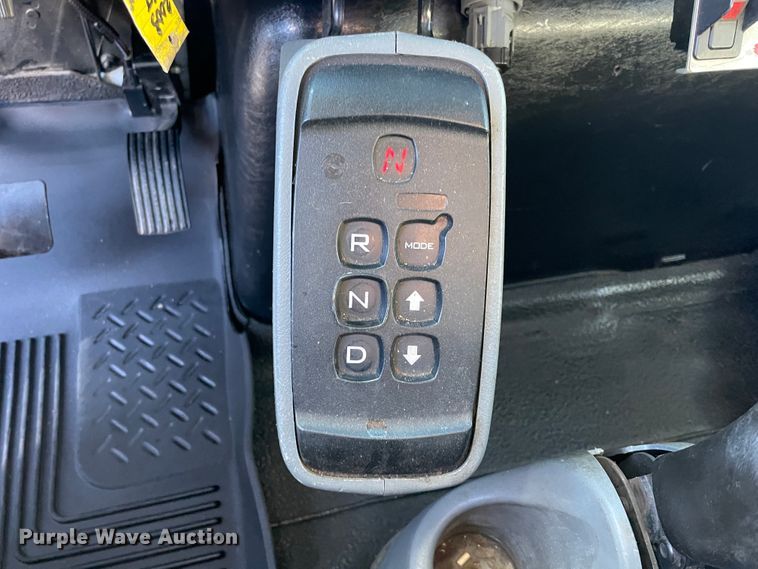 image for item ID9561 2004 International 4300  utility / service truck