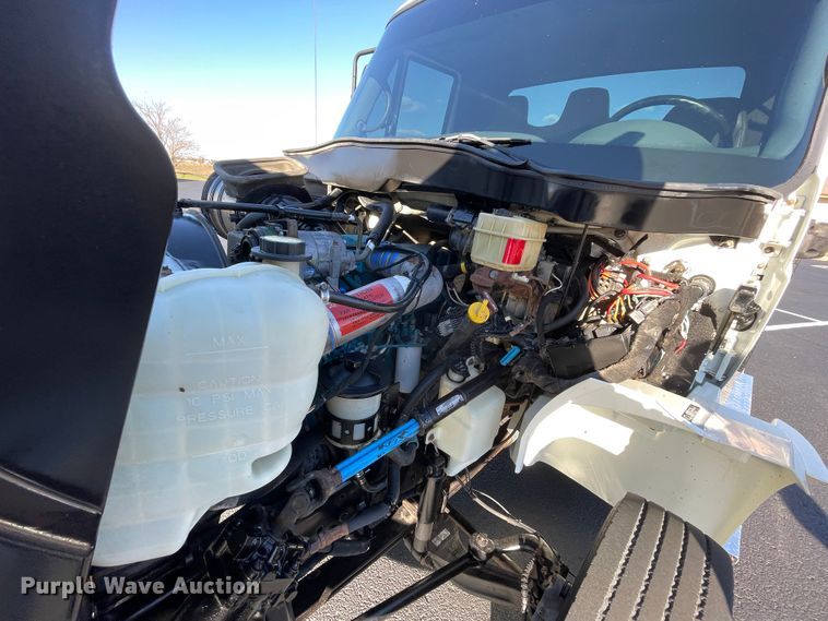 image for item ID9561 2004 International 4300  utility / service truck