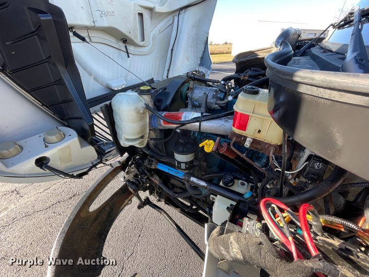 image for item ID9561 2004 International 4300  utility / service truck