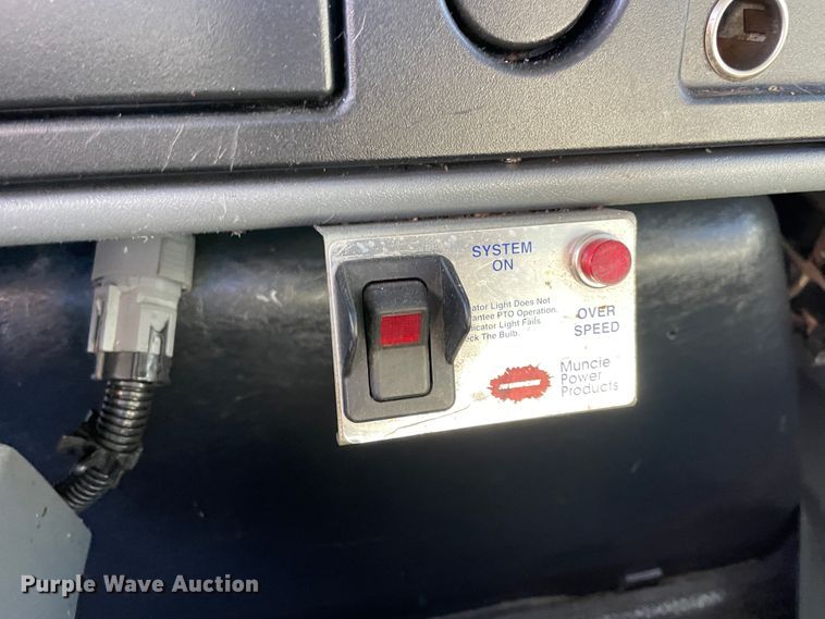 image for item ID9561 2004 International 4300  utility / service truck