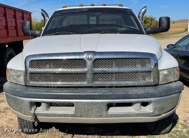 image for item IK9585 2002 Dodge Ram 3500  flatbed pickup truck