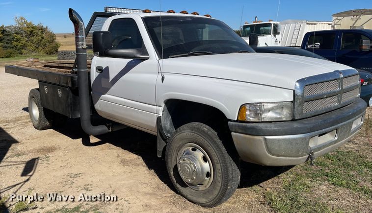 image for item IK9585 2002 Dodge Ram 3500  flatbed pickup truck