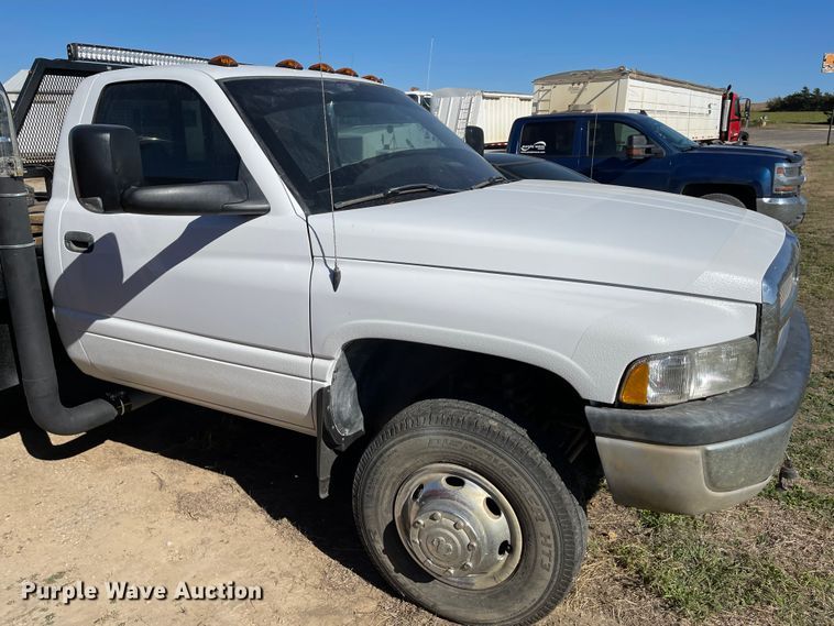 image for item IK9585 2002 Dodge Ram 3500  flatbed pickup truck