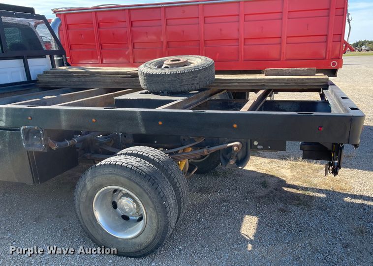 image for item IK9585 2002 Dodge Ram 3500  flatbed pickup truck