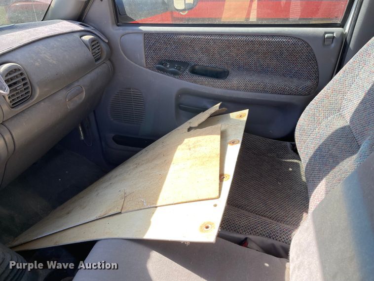 image for item IK9585 2002 Dodge Ram 3500  flatbed pickup truck