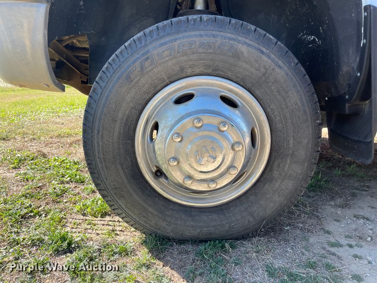 image for item IK9585 2002 Dodge Ram 3500  flatbed pickup truck