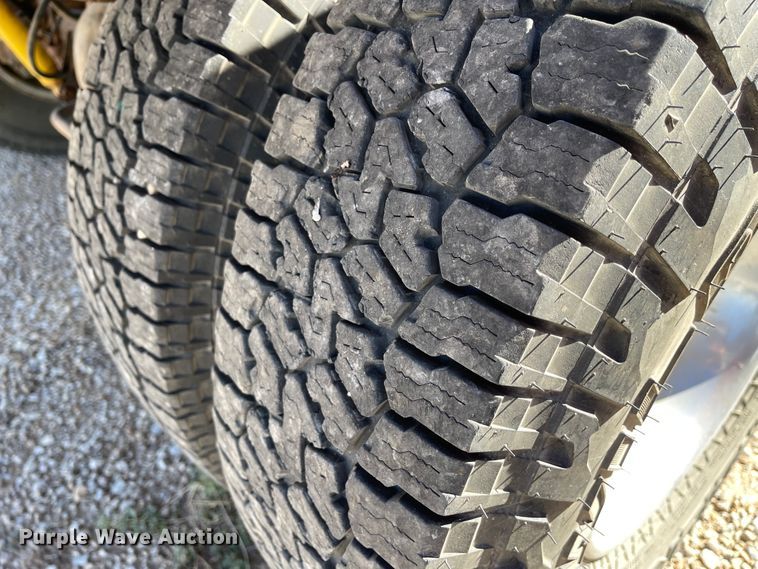 image for item IK9585 2002 Dodge Ram 3500  flatbed pickup truck