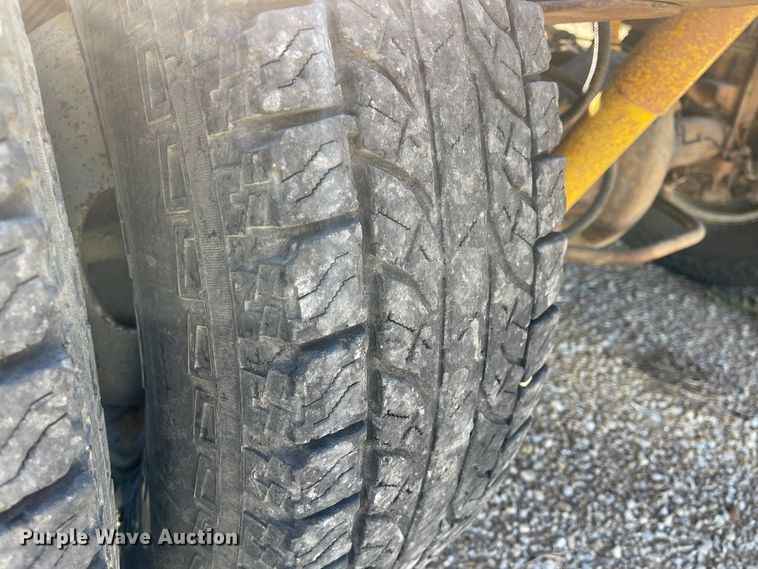 image for item IK9585 2002 Dodge Ram 3500  flatbed pickup truck