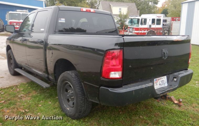 image for item IV9506 2016 Dodge Ram 1500  Crew Cab pickup truck