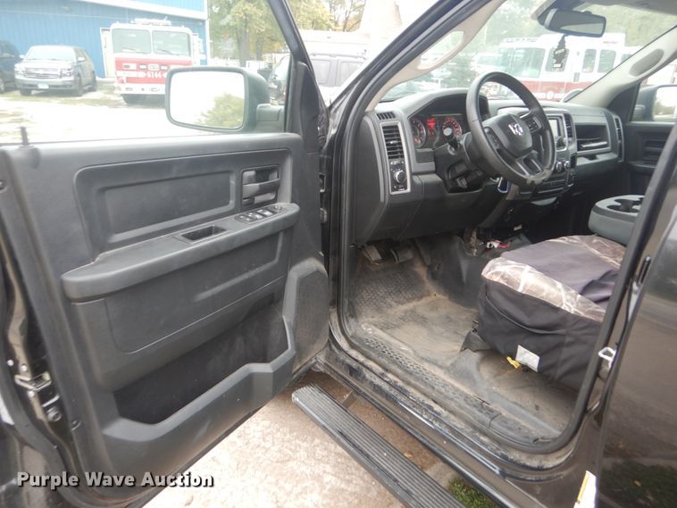 image for item IV9506 2016 Dodge Ram 1500  Crew Cab pickup truck