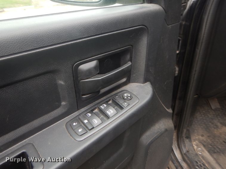 image for item IV9506 2016 Dodge Ram 1500  Crew Cab pickup truck