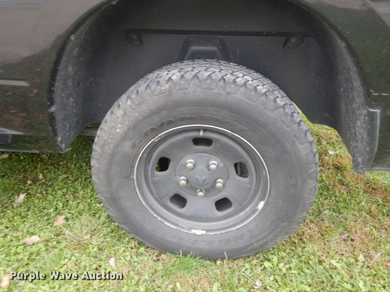 image for item IV9506 2016 Dodge Ram 1500  Crew Cab pickup truck