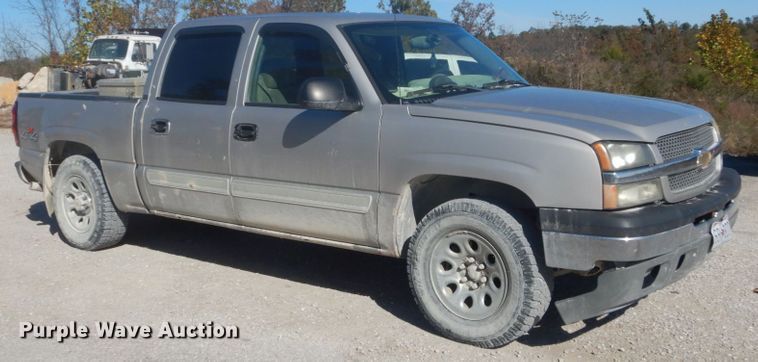 image for item IV9526 2005 Chevrolet Silverado 1500  Crew Cab pickup truck