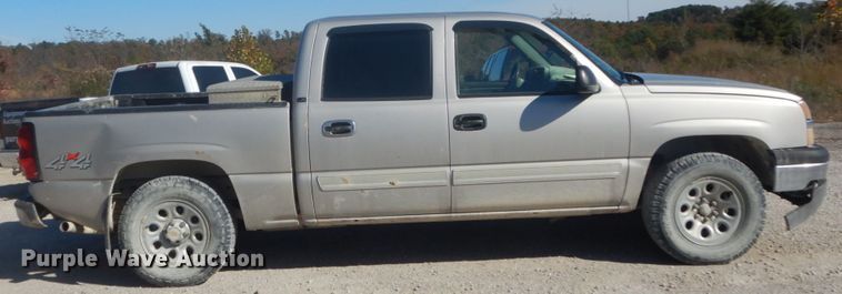 image for item IV9526 2005 Chevrolet Silverado 1500  Crew Cab pickup truck
