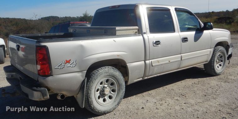 image for item IV9526 2005 Chevrolet Silverado 1500  Crew Cab pickup truck