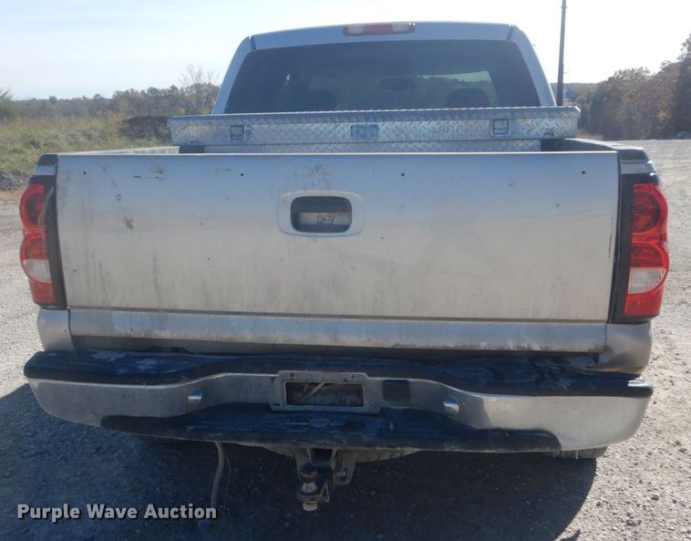image for item IV9526 2005 Chevrolet Silverado 1500  Crew Cab pickup truck