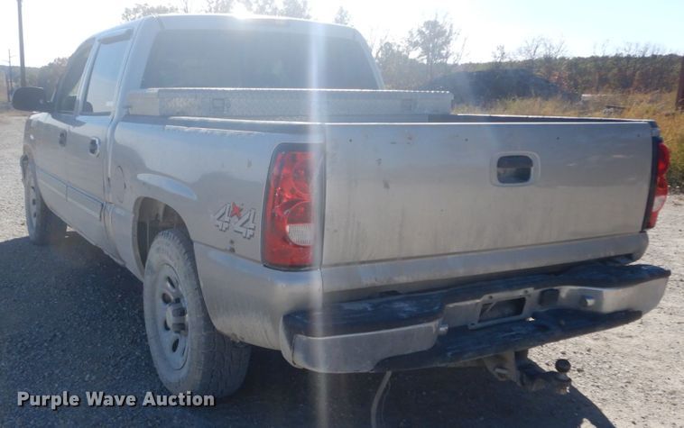 image for item IV9526 2005 Chevrolet Silverado 1500  Crew Cab pickup truck