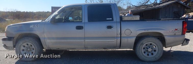 image for item IV9526 2005 Chevrolet Silverado 1500  Crew Cab pickup truck