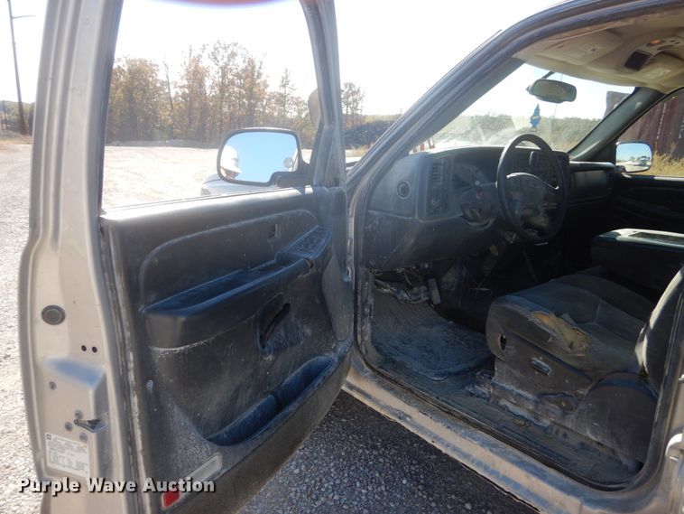 image for item IV9526 2005 Chevrolet Silverado 1500  Crew Cab pickup truck