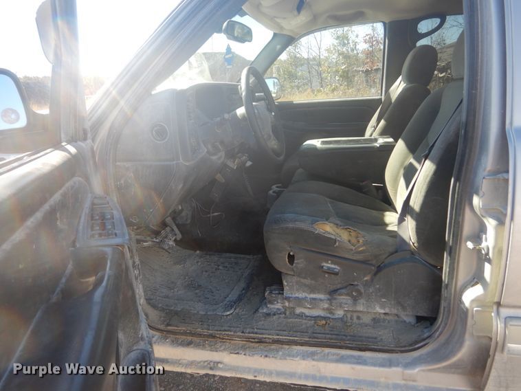 image for item IV9526 2005 Chevrolet Silverado 1500  Crew Cab pickup truck