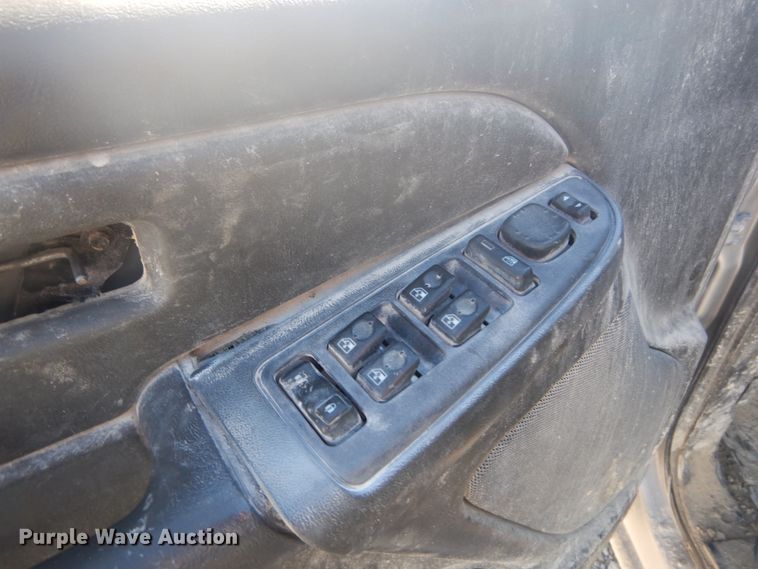 image for item IV9526 2005 Chevrolet Silverado 1500  Crew Cab pickup truck