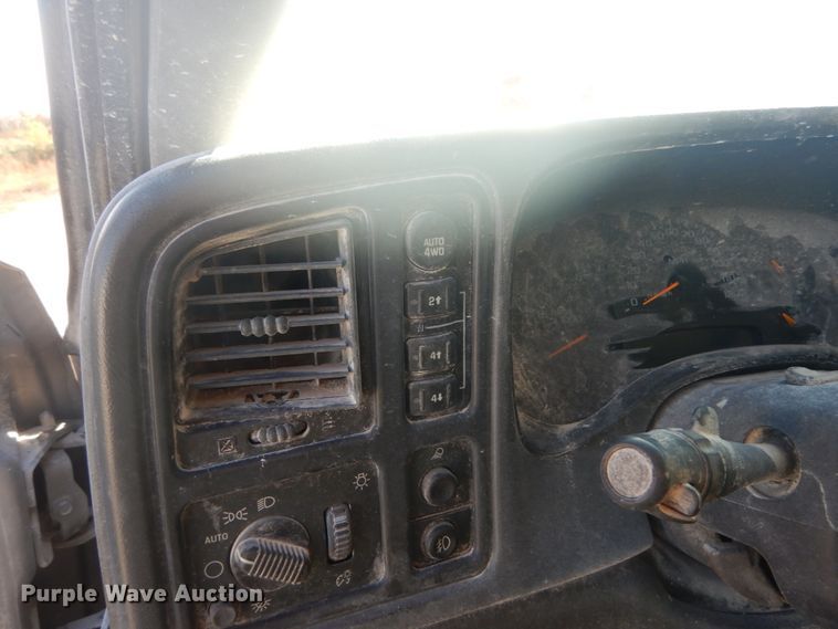 image for item IV9526 2005 Chevrolet Silverado 1500  Crew Cab pickup truck
